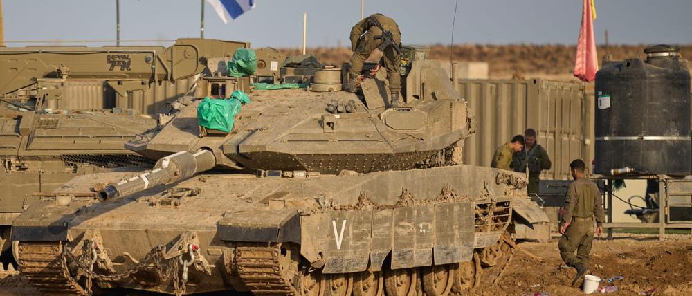 Israelische Soldaten arbeiten an Panzern in einem Bereitstellungsraum an der Grenze zum Gazastreifen im Süden Israels. 