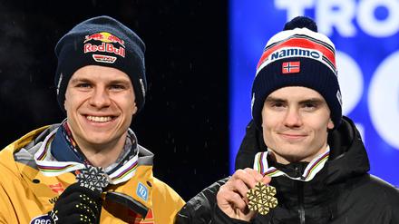 Andreas Wellinger (l.), der bei der WM Silber gewann, ist noch immer nicht gut auf Marius Lindvik zu sprechen, nachdem dieser in manipiulierten Anzügen gesprungen war. Seine Goldmedaille war dem Norweger nicht aberkannt worden. 