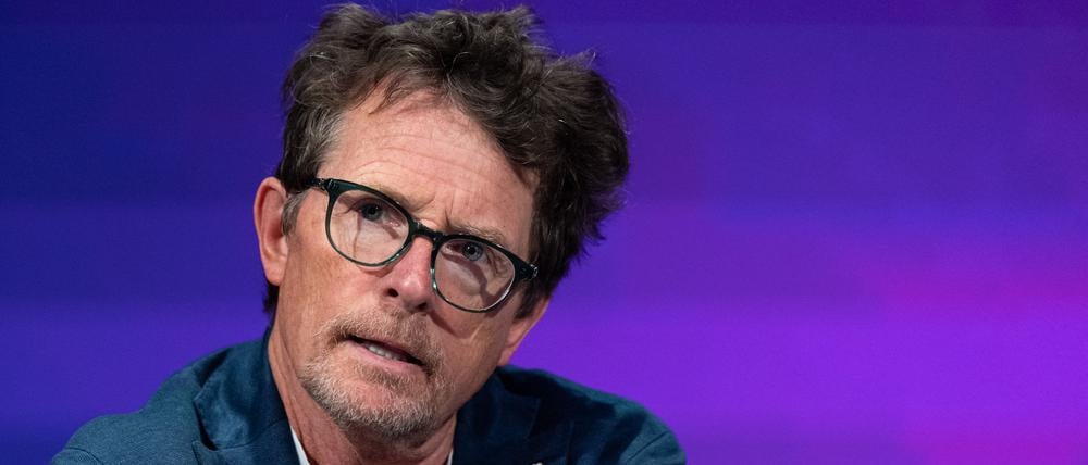 Der an Parkinson erkrankte Hollywoodstar Michael J. Fox (64) lobt seinen Schauspiel-Kollegen Harrison Ford (83) und dessen Fürsorglichkeit beim gemeinsamen Dreh der Serie „Shrinking“. (Archivbild) 