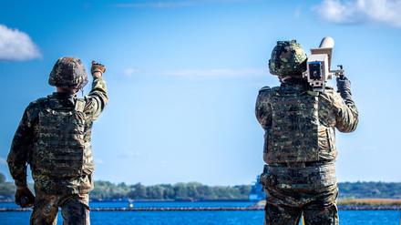 Rostock: Ein System zur Drohnenabwehr vom Typ HP 47+ bei einem Übungsszenario im Hafen.