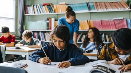 Schulkinder im Klassenzimmer.