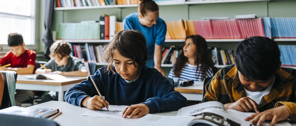 Schulkinder im Klassenzimmer.