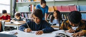 Schulkinder im Klassenzimmer.