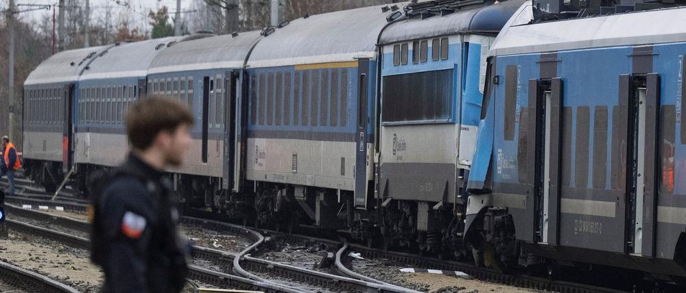 Blick auf die Unglücksstelle nach der Kollision eines Schnellzuges mit einem Personenzug auf der Strecke zwischen den Orten Zliv und Divcice bei Ceske Budejovice (Budweis).