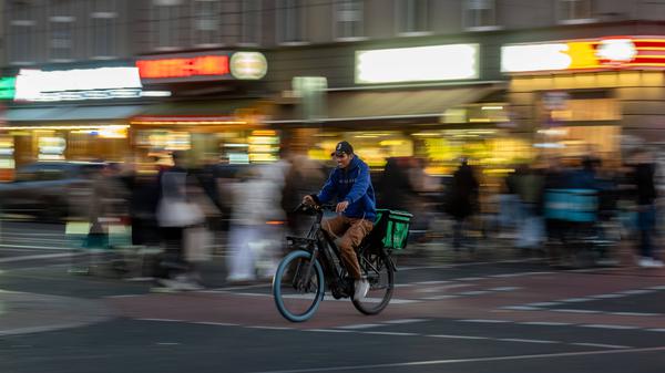 Fahrer eines Essensliederdienstes unterwegs in Berlin. 