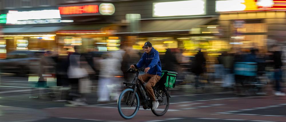 Fahrer eines Essensliederdienstes unterwegs in Berlin. 