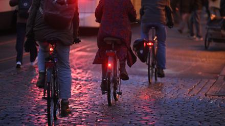 Polizei kontrolliert Beleuchtungsverstöße an Fahrzeugen während der „Lumen-Woche“.