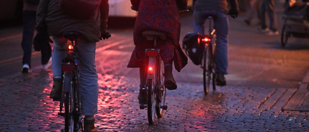 Polizei kontrolliert Beleuchtungsverstöße an Fahrzeugen während der „Lumen-Woche“.