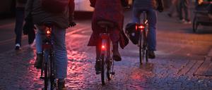 Polizei kontrolliert Beleuchtungsverstöße an Fahrzeugen während der „Lumen-Woche“.