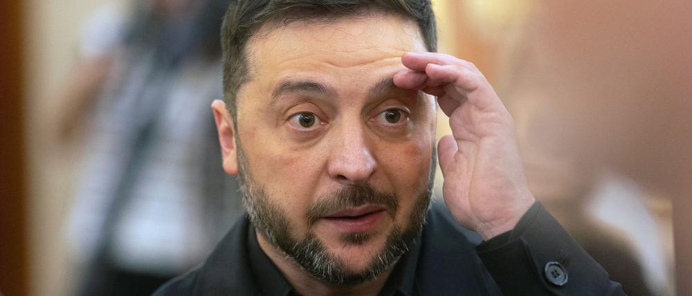 Der ukrainische Präsident Wolodymyr Selenskyj reagiert bei seinem Besuch im Abgeordnetenhaus in Spanien