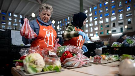 Lebensmittelausgabe bei einer Tafel (Symbolbild).