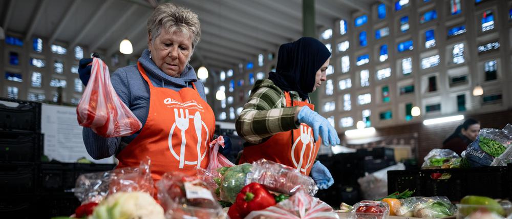 Lebensmittelausgabe bei einer Tafel (Symbolbild).
