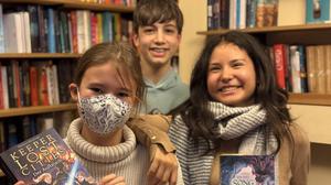 Drei Kinder der Literatur-AG des Schadow-Gymnasiums: Salomee, Lou und Anton. Geleitet wird die Gruppe von der Literaturinitiative Berlin. Gemeinsam mit den Kindern aus diversen Schulgruppen führt die Initiative das jährliche Steglitzer Literaturfest durch. Es findet dieses Jahr am 22.11.2025 statt.