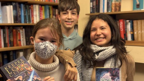 Drei Kinder der Literatur-AG des Schadow-Gymnasiums: Salomee, Lou und Anton. Geleitet wird die Gruppe von der Literaturinitiative Berlin. Gemeinsam mit den Kindern aus diversen Schulgruppen führt die Initiative das jährliche Steglitzer Literaturfest durch. Es findet dieses Jahr am 22.11.2025 statt.