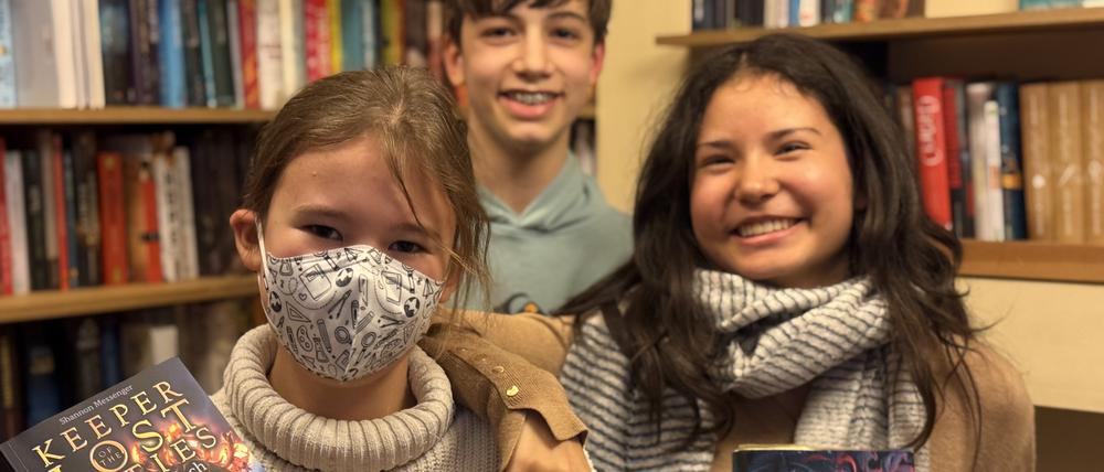 Drei Kinder der Literatur-AG des Schadow-Gymnasiums: Salomee, Lou und Anton. Geleitet wird die Gruppe von der Literaturinitiative Berlin. Gemeinsam mit den Kindern aus diversen Schulgruppen führt die Initiative das jährliche Steglitzer Literaturfest durch. Es findet dieses Jahr am 22.11.2025 statt.