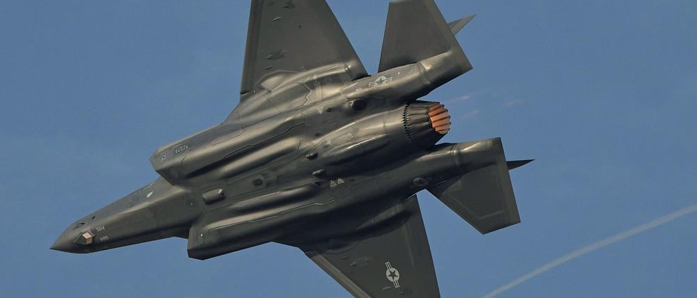 Ein US-amerikanischer F35-Kampfjet fliegt während der Dubai Air Show. (Archivbild)