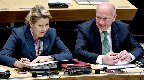 Das Berliner Abgeordnetenhaus beriet in Anwesenheit des Regierenden Bürgermeisters Kai Wegner (CDU) über Milliarden aus dem Sondervermögen des Bundes.