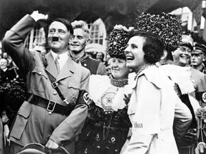Zusammen Filmgeschichte schreiben. Adolf Hitler und seine Lieblingsregisseurin Leni Riefenstahl.