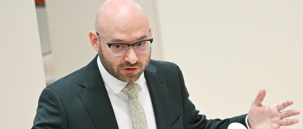 Brandenburgs Innenminister René WIlke (SPD) äußert sich im Landtag zur Frage unsicherer Orte.