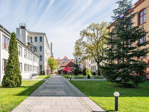 Im Hof der GLS-Sprachschule in Prenzlauer Berg soll ein Hotel-Neubau entstehen. Die dargestellte Grünfläche ist kein Teil der Bauzone.
