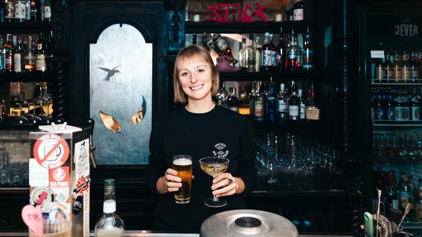Theresa Boock, die in ihrer Kneipe „32-16-8” nur Rosi genannt wird, hinterm Tresen.