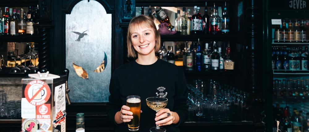 Theresa Boock, die in ihrer Kneipe „32-16-8” nur Rosi genannt wird, hinterm Tresen.