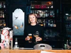 Theresa Boock, die in ihrer Kneipe „32-16-8” nur Rosi genannt wird, hinterm Tresen.