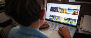 Ein Kind in Australien schaut sich Internet-Seiten an.