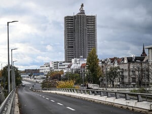 Die stillstehende Baustelle des Steglitzer Kreisels.