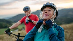 Zwei Menschen sind mit dem Rad unterwegs. Wer sich regelmäßig bewegt, bleibt in der Regel länger fit.