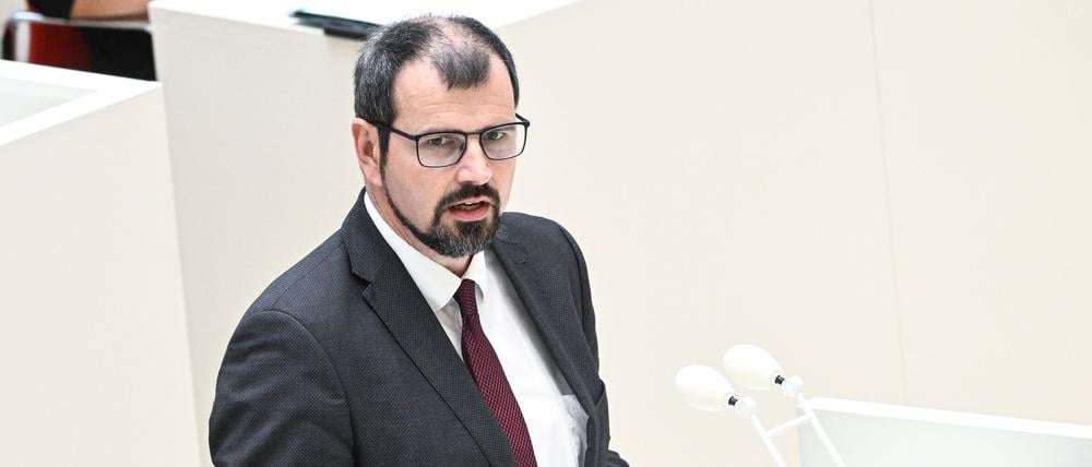 Brandenburgs Bildungsminister Steffen Freiberg (SPD) geht im Landtag auf die Sprachförderung von Kita-Kindern ein.