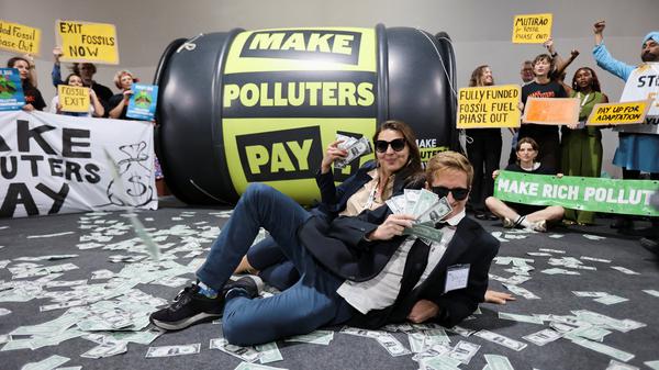 Aktionen von Klimaaktivisten setzen auf Sichtbarkeit. Die Arbeit von Lobbyisten ist dagegen unscheinbar, aber nicht unwirksam.