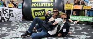 Aktionen von Klimaaktivisten setzen auf Sichtbarkeit. Die Arbeit von Lobbyisten ist dagegen unscheinbar, aber nicht unwirksam.