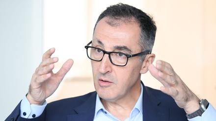 Cem Özdemir (Bündnis 90/Die Grünen), Spitzenkandidat für die Landtagswahl in Baden-Württemberg 2026, spricht bei einem Interview.