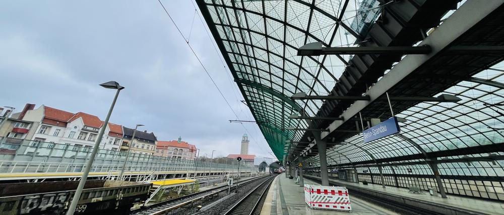 Bahnhof Berlin Spandau, Dacharbeiten.