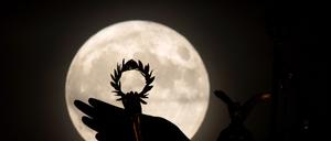 Kommt der Mond der Erde näher als 367.600 Kilometer, gilt er als Supermond. 2021 passiert das vier Mal, am Mittwoch kommt er der Erde am nächsten. 