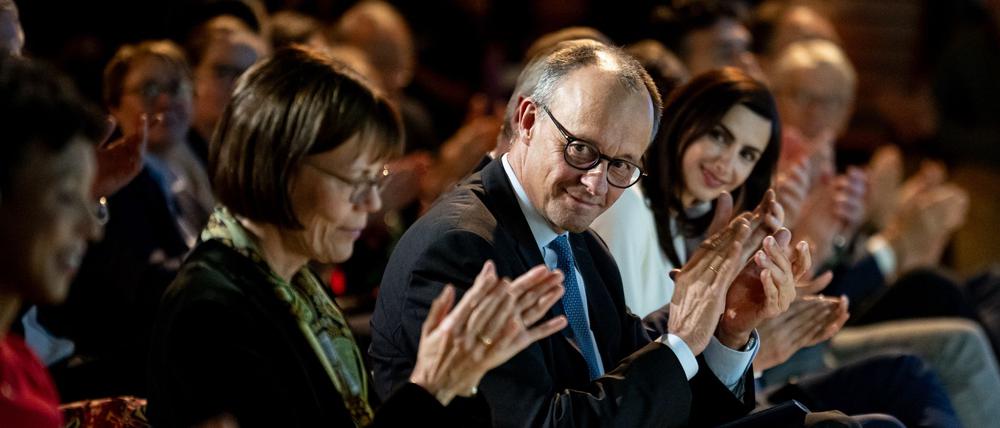 Bundeskanzler Friedrich Merz (CDU) nimmt an der Verleihung des Talisman-Preises für gesellschaftlichen Zusammenhalt der Deutschlandstiftung Integration teil. 