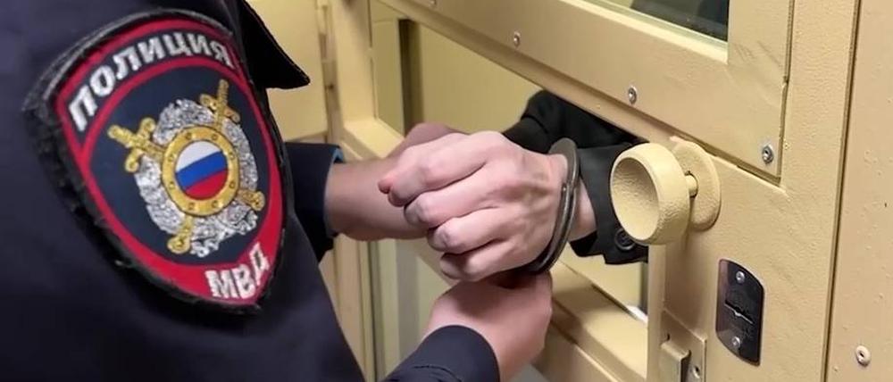 Symbolbild: Der britische Staatsbürger James Scott Rhys Anderson bei einer Anhörung vor dem regionalen Gericht in Kursk.