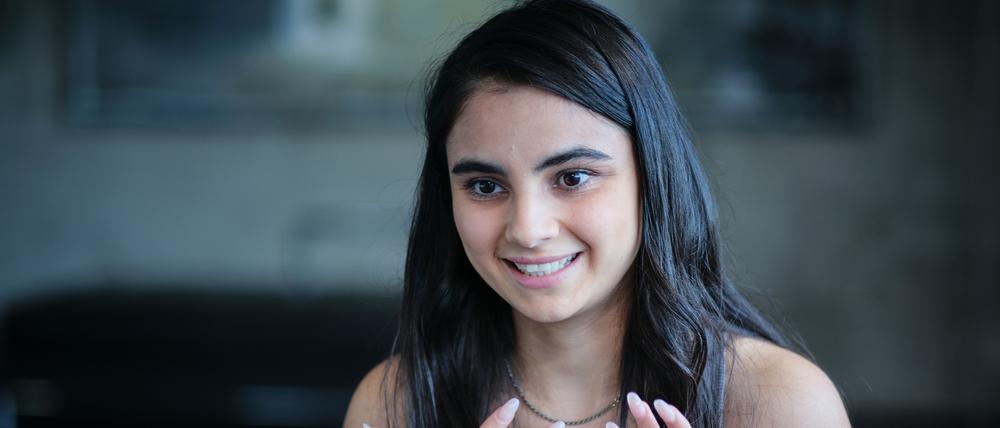 ARD/SWR TATORT: ÜBERLEBE WENIGSTENS BIS MORGEN, "Fernsehfilm Deutschland 2025", am Sonntag (23.11.25) um 20:15 Uhr im ERSTEN. Im Therapiegespräch kann Nelly (Bayan Layla) sich endlich öffnen. © SWR/Benoît Linder, honorarfrei - Verwendung gemäß der AGB im engen inhaltlichen, redaktionellen Zusammenhang mit genannter SWR-Sendung und bei Nennung "Bild: SWR/Benoît Linder" (S2+). SWR Presse/Bildkommunikation, Baden-Baden, Tel: 07221/929-22202, foto@swr.de