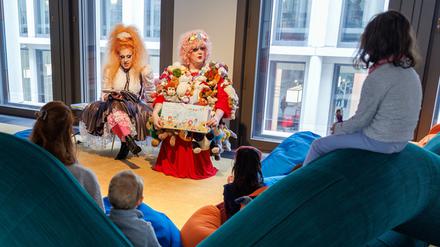 Bilderbuchlesung im WELTSTUDIO der Ausstellung BERLIN GLOBAL im Humboldt Forum 