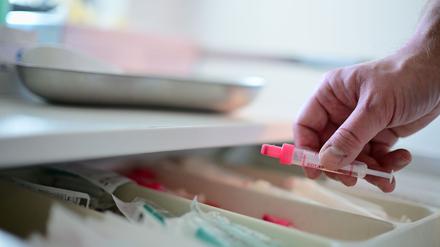 Ein Arzt nimmt in der Berliner Aids-Hilfe für eine Untersuchung eines HIV-Tests eine Spritze für die Blutabnahme aus einer Schublade.