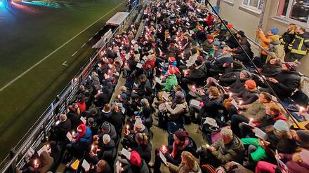 Weihnachtssingen 2022 im Karl Liebknecht Stadion in Potsdam. Etwa 5000 Teilnehmer.