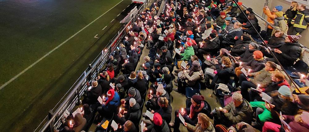 Weihnachtssingen 2022 im Karl Liebknecht Stadion in Potsdam. Etwa 5000 Teilnehmer.