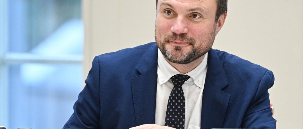 Brandenburgs Wirtschaftsminister Daniel Keller (SPD) nimmt Stellung zur CDU-Forderung nach einem Hilfsprogramm für Dorfkneipen.