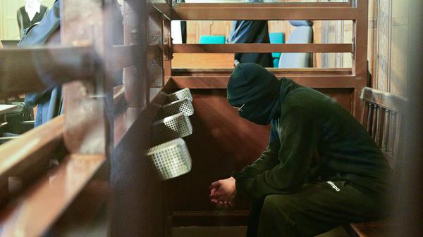 Der Angeklagte Wassim Al M. sitzt zu Prozessbeginn im Saal des Kriminalgerichts Moabit.