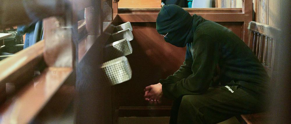 Der Angeklagte Wassim Al M. sitzt zu Prozessbeginn im Saal des Kriminalgerichts Moabit.