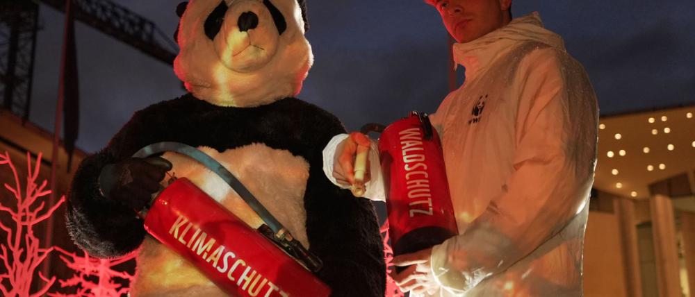 Der Naturschutzorganisation WWF demonstriert vor dem Kanzleramt für mehr Klimaschutz. 