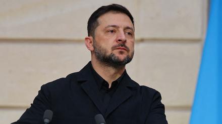 Der ukrainische Präsident Wolodymyr Selenskyj nimmt an einer gemeinsamen Pressekonferenz mit dem französischen Präsidenten Macron im Elysee-Palast in Paris teil. 