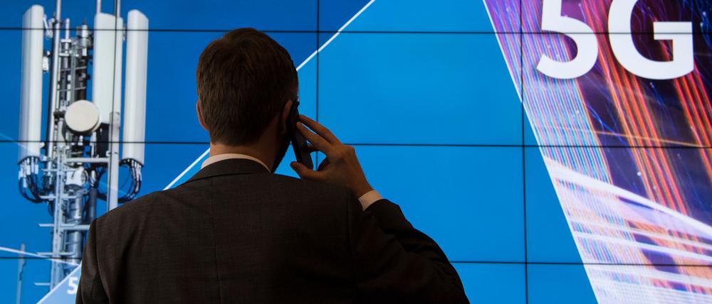 Ein geradezu historisches Bild aus dem Jahr 2019 - ein Mann bei der Frequenzauktion der Bundesnetzagentur.