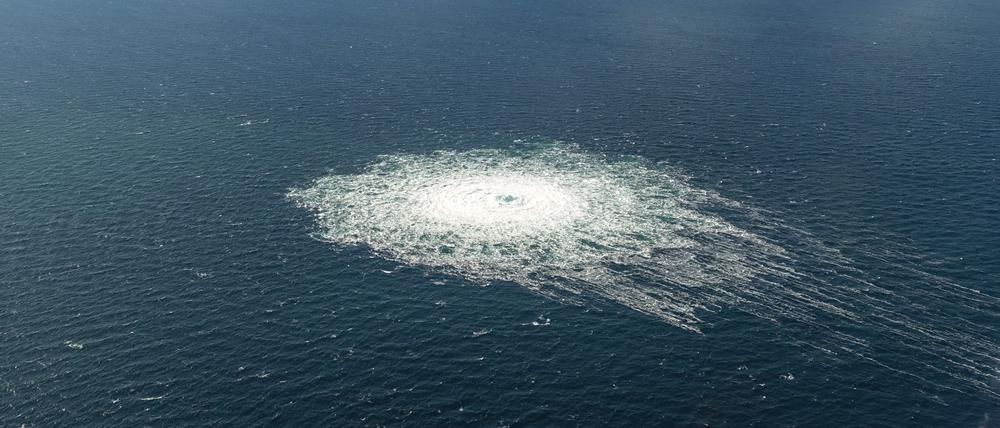 Das vom dänischen Verteidigungskommando zur Verfügung gestellte Foto zeigt das Nord-Stream-2-Gasleck in der Nähe von Bornholm aus der Luft (Symbolbild).
